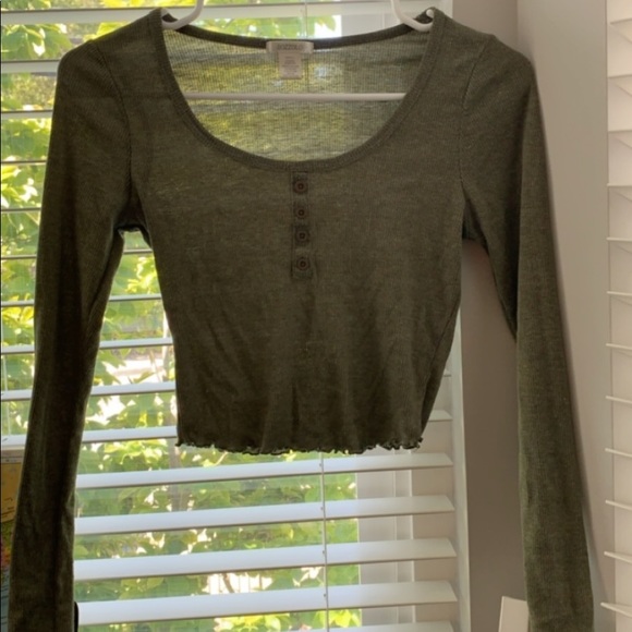 Olive green ruffled bottom buttoned top - Picture 1 of 2